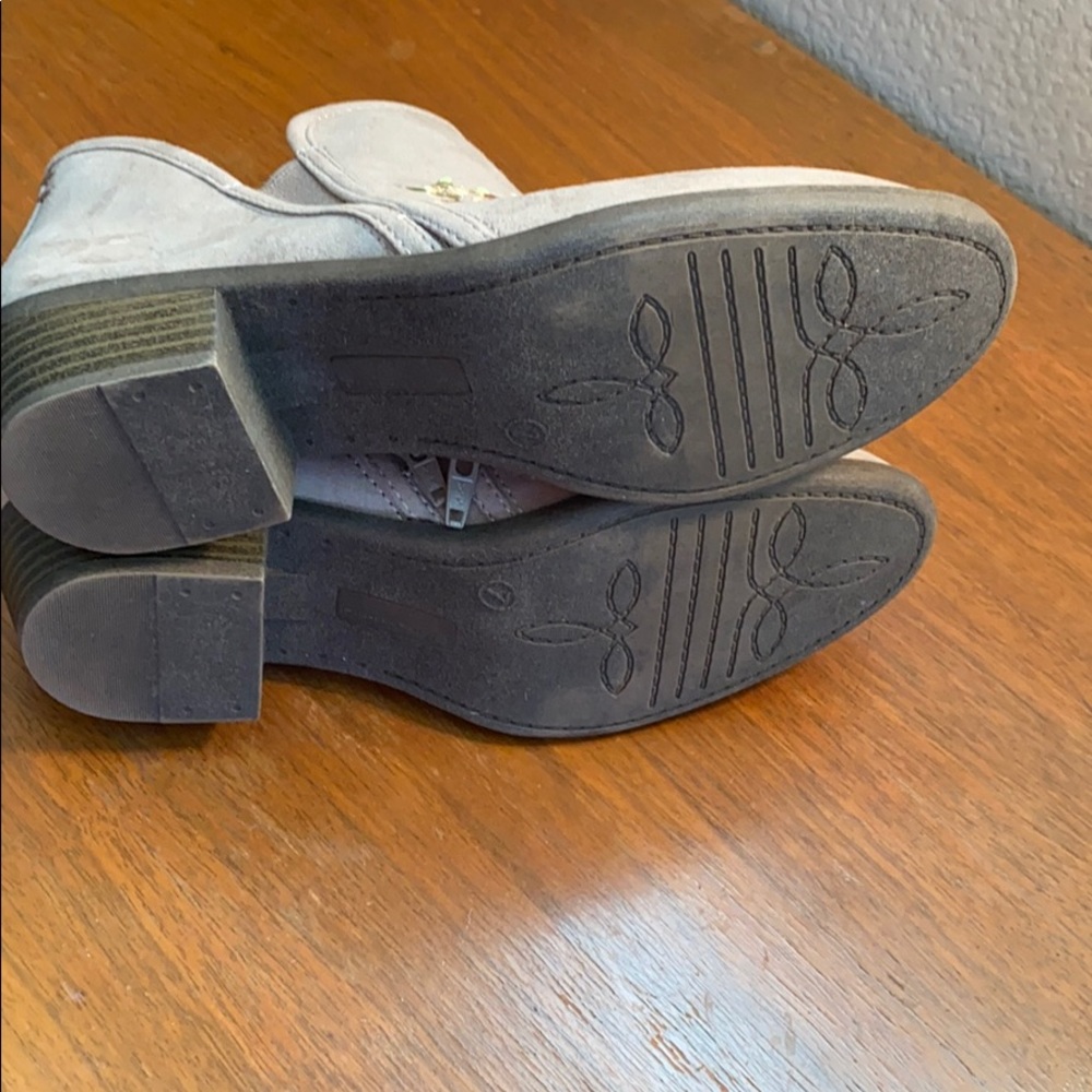 Side zip bootie. - Picture 3 of 7